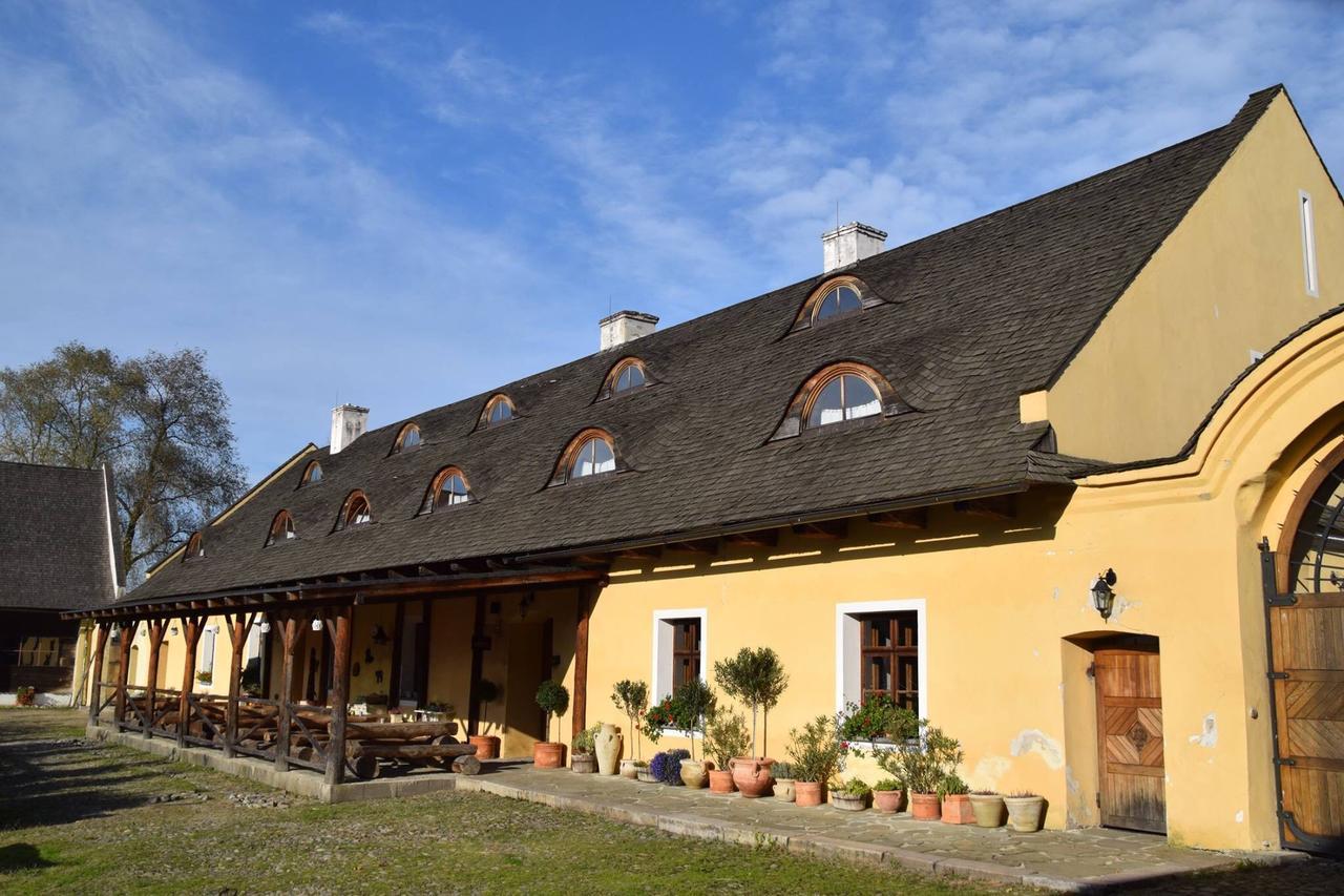 Dvur Olsiny -Hotel And Horse-Riding Karvina Luaran gambar